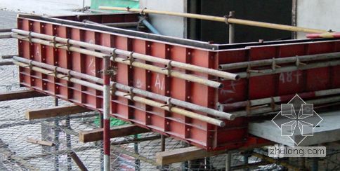 定型装饰柱模板制作安装资料下载-定型钢制阳台栏板模板（图片）