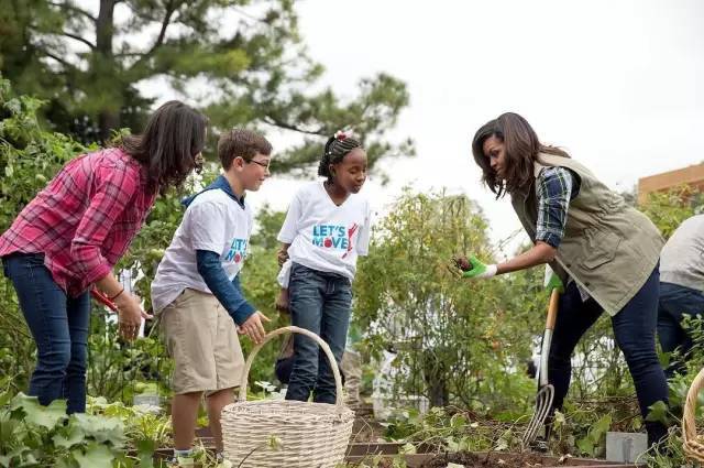 搬离白宫前，米歇尔捐出250万美元保护种了8年的白宫菜园_13