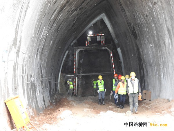 高速公路投资估算案例资料下载-常州第一条高速公路隧道完成首爆作业