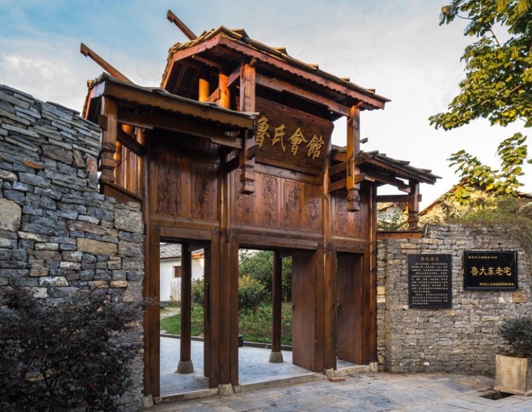 中式复古包厢资料下载-贵州百年老宅改造的两个中西餐厅