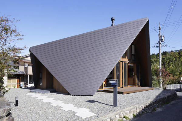 盖木结构琉璃瓦房子屋顶资料下载-设计酱：木结构建造，营造了一种生活的回忆