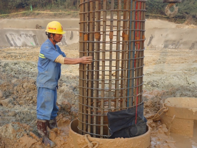 钻孔灌注桩钻孔中断资料下载-路桥施工工程中钻孔灌注桩施工技术要点