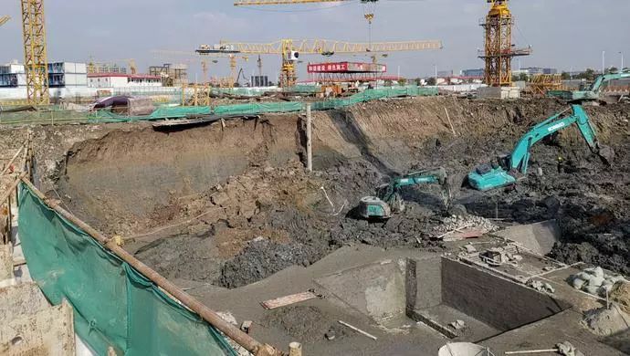 工地围挡图片效果图资料下载-上海一工地基坑坍塌致3人死亡，施工、监理、建设单位均有责任