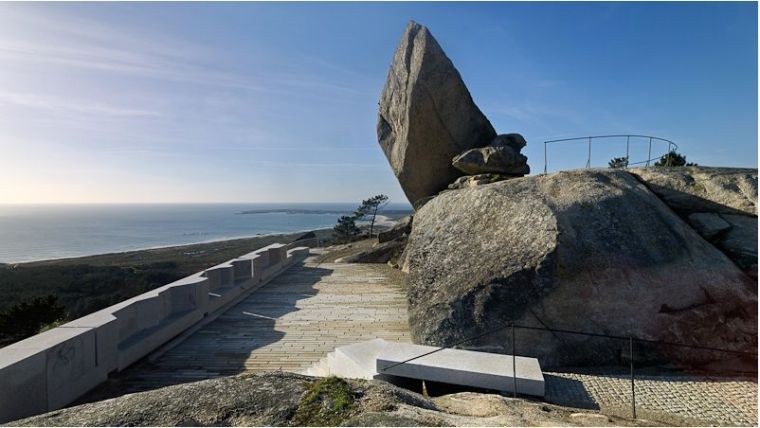 坡面攀爬植物资料下载-人造的自然风光载体 - Pedra da Ra瞭望台