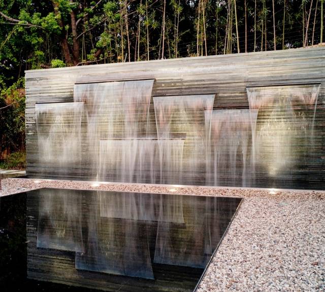 比如出水口离墙体边缘的距离,原则上应该是越远越好,但需与喷水高度