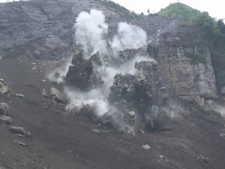 岩石抗浮锚杆的设计资料下载-爆破工程之五岩石中的爆破作用原理（PPT，92页）