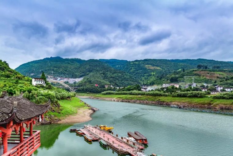 广西桂林风情古镇资料下载-中国唯一挂在瀑布上的古镇，美景不输周庄，被誉“小江南”