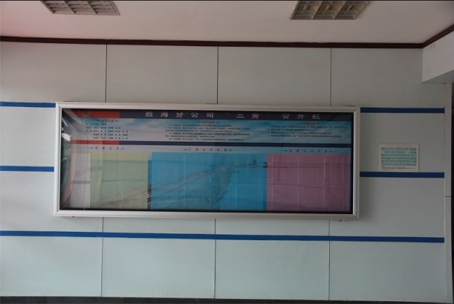 小区宣传栏cad施工图资料下载-铝合金宣传栏悬挂式更节省空间