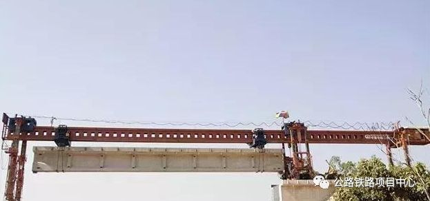 桥梁检修设备资料下载-桥梁大事：意大利拆除莫兰迪大桥残骸、中老铁路最长桥梁开始架梁