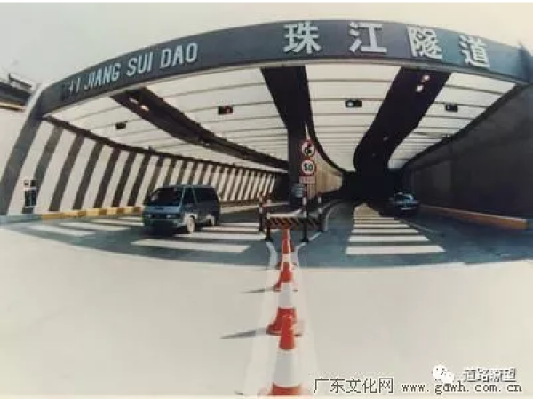武汉长江大桥施工资料下载-穿江过河的国内著名隧道知多少?