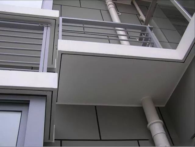 挑板下沿设滴水线1,挑板,挑檐,阳台,雨蓬,檐口,门窗楣,外窗台,门廊等