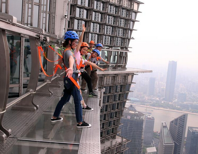 上海摩天楼340米高空建无护栏玻璃栈道-3.jpg