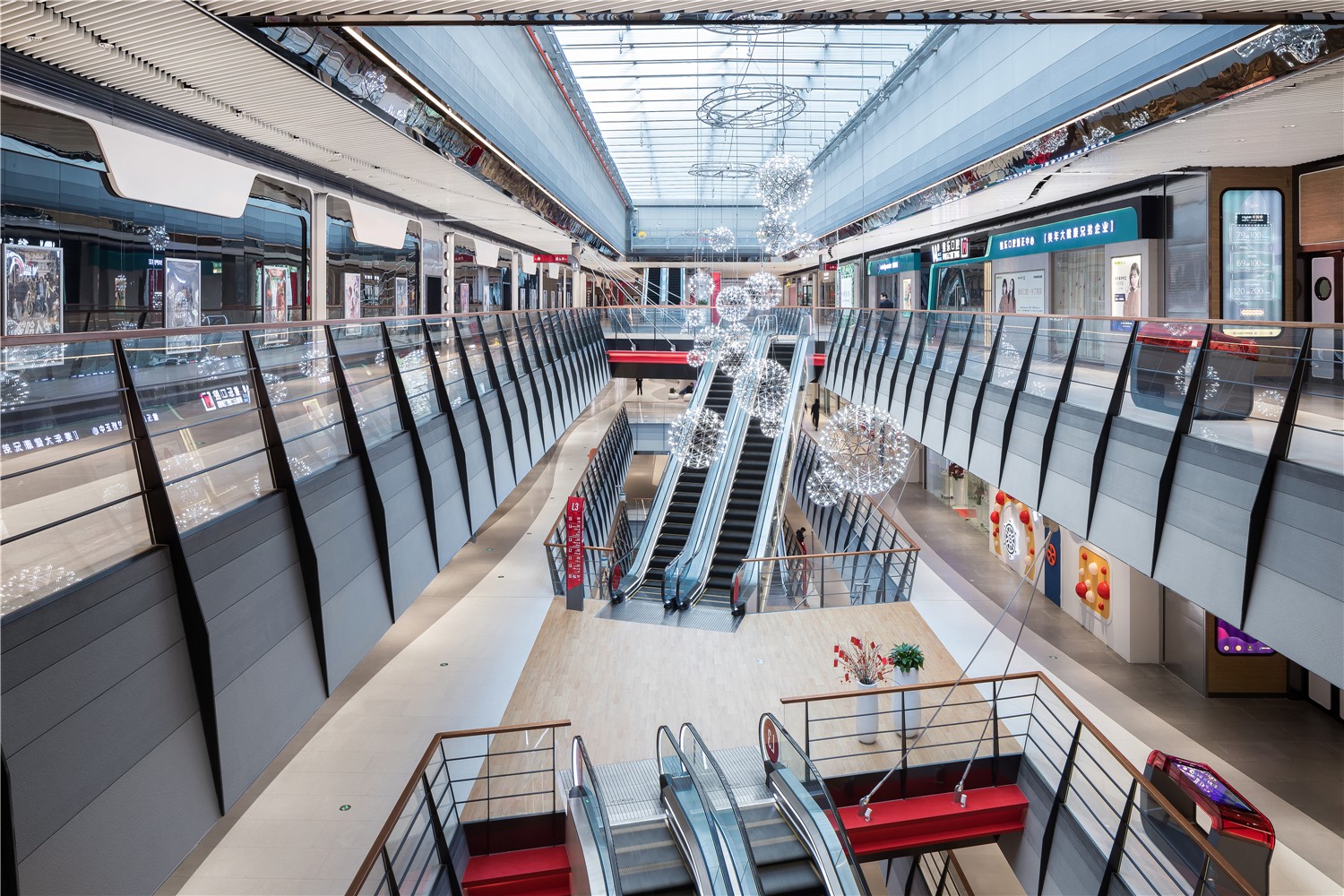 整体商场设计处处体现着"船"的主题,船锚,船舵,船舱门等相关的元素