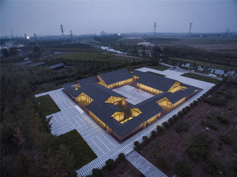 小四合院cad资料下载-在“浮”于场地的四合院落里拣着粮食，嬉笑灵活工作