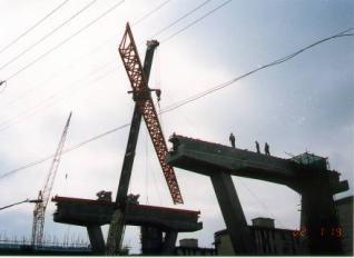 城市高架桥梁施工技术课件PPT（99页）-架桥机单榀桁架吊装