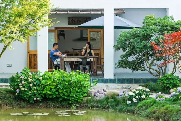 微距镜头下的月季花资料下载-上海夫妻逃离市区，在崇明岛租下破旧厂房，开启神仙般的新生活