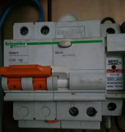 开关控制三灯资料下载-漏电开关跳闸如何确定漏电位置呢？