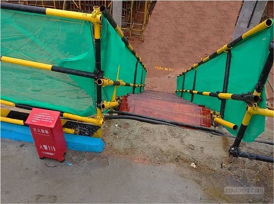 [广东]住宅小区工程安全文明施工标准化亮点做法观摩照片（86张）-基坑上下防护通道