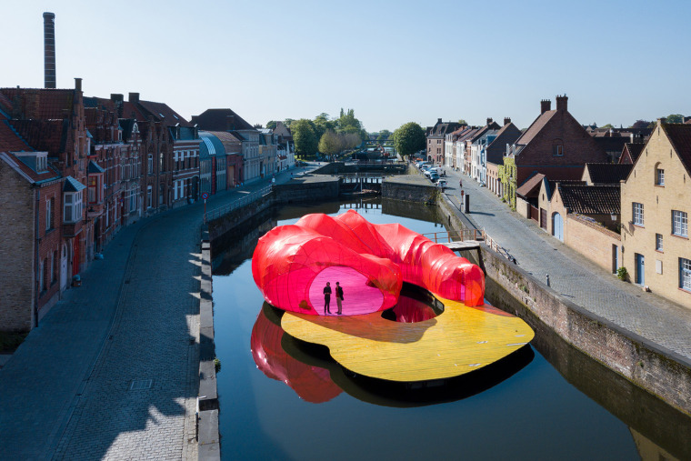 比利时令人印象资料下载-比利时老城运河上的漂流台