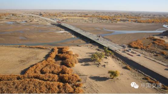 盾构穿越高速公路方案资料下载-全球穿越沙漠最长的高速公路中国造！