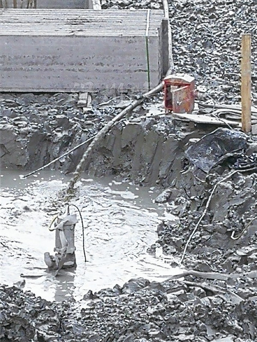 工地现场洗车池施工图资料下载-温州一工地泥浆水直排入河，执法人员现场查处令整改