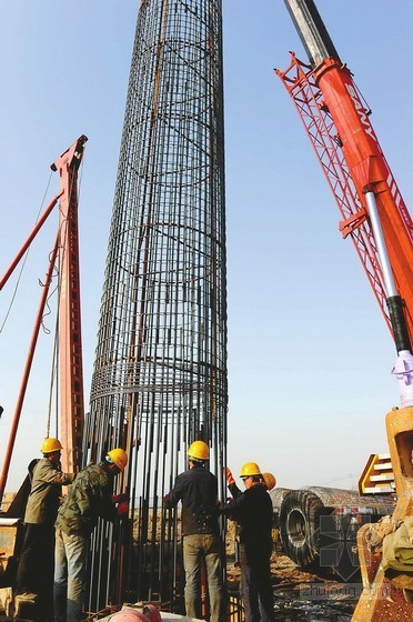 [广东]冲孔桩及静压预应力管桩施工方案（溶洞）-钢筋笼吊装 
