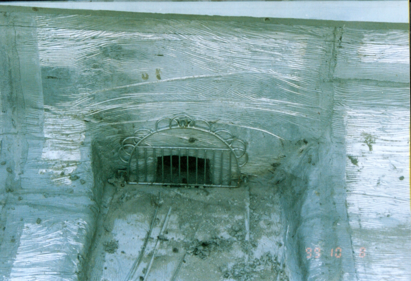 屋面天沟排水通畅,雨水口设雨水篦子