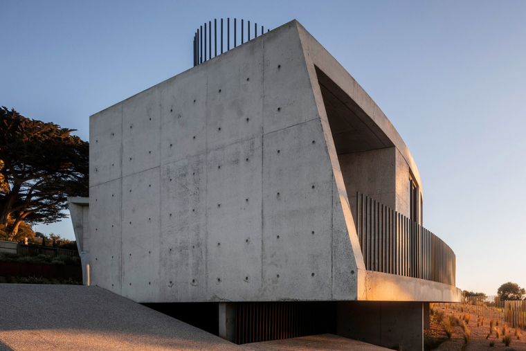 仿佛一块远眺大海的侏罗纪珊瑚石：潮汐弧线住宅-tidal-arc-house-woods-bagot-architecture-residential-melbourne-australia-concrete_dezeen_1704_col_6.jpg