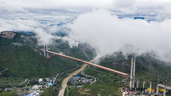 主跨270米悬索桥资料下载-世界山区峡谷第一高塔悬索桥——贵州省赤水河大桥主跨成功合龙