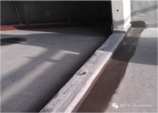 反坎完成后在外侧涂刷聚合物防水涂膜