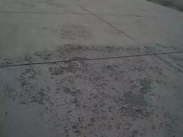 混凝土起砂起皮资料下载-混凝土起皮的原因？