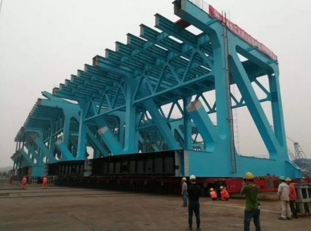 160吨汽车吊性能资料下载-好消息！沪通大桥首个超千吨大节段钢梁架设成功
