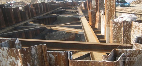 水中承台钢板桩围堰封底资料下载-[QC]提高钢板桩围堰施工质量控制（2010年 中交）