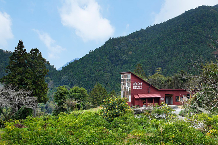 废弃公共建筑资料下载-日本小镇用废弃的材料建起了一栋房子