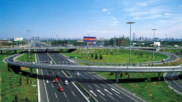 高速交通安全设施养护资料下载-公路设计对交通安全的重要性