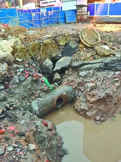 管道施工破路施工方案资料下载-武汉地铁施工挖破水管致三阳路渍水 居民生活用水断供