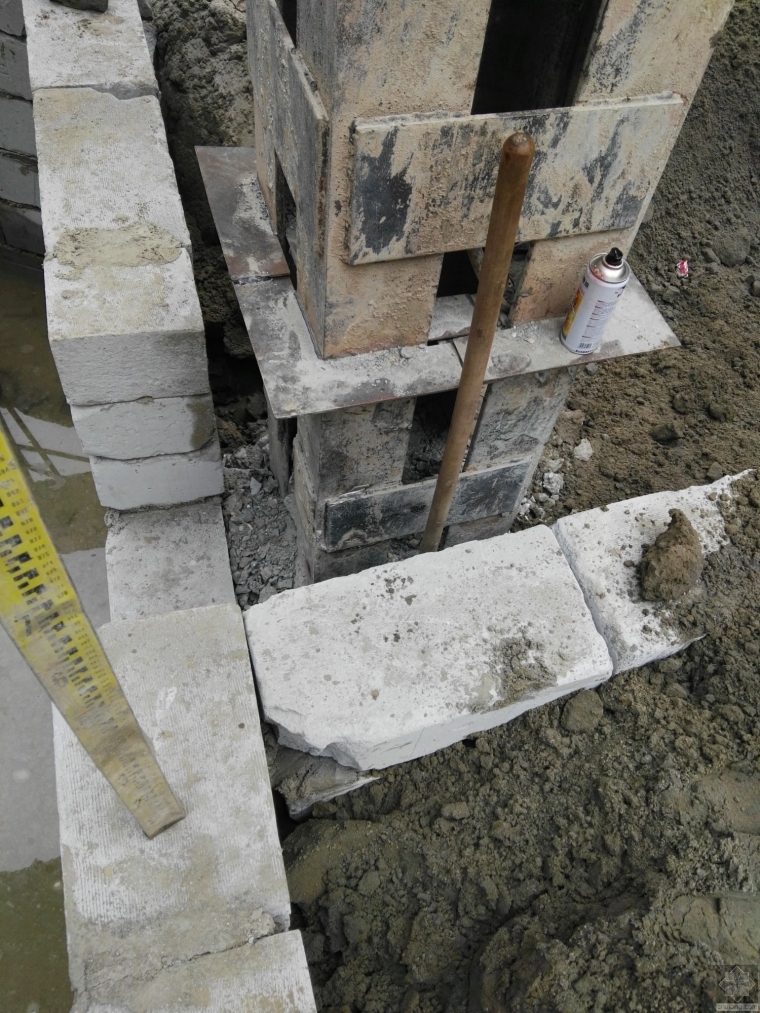 深基坑格构柱塔吊基础资料下载-基础梁碰到格构柱