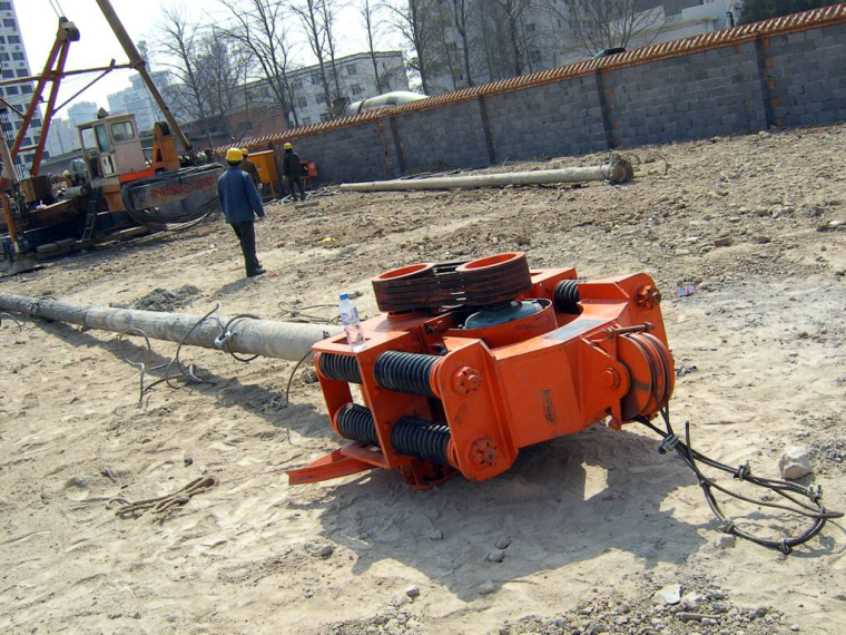 长螺旋压灌混凝土桩后注浆施工工法-长螺旋桩钢筋笼振动装置2