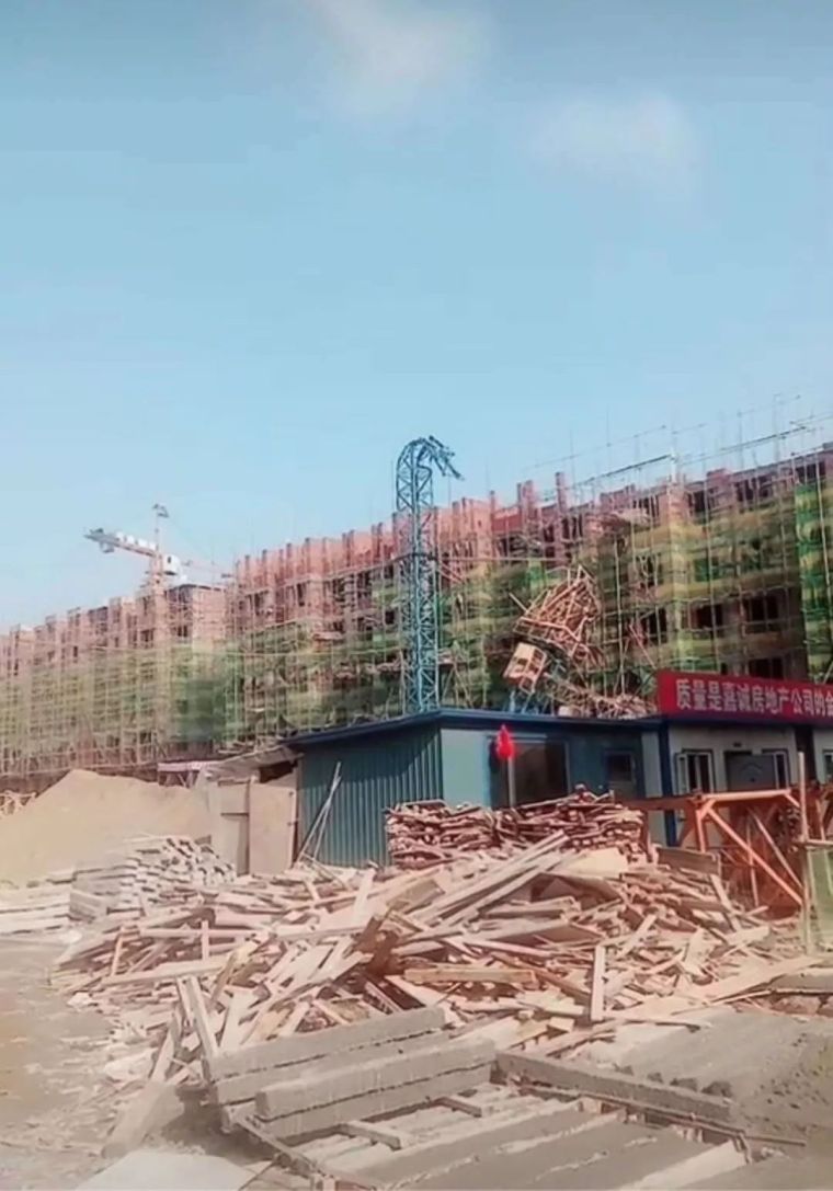 黑龙江材料信息件资料下载-黑龙江一在建工地塔吊折断，2死4伤，如何有效预防塔吊事故？
