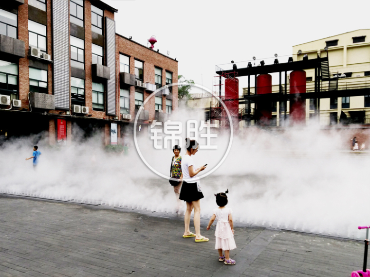 高压喷雾视频资料下载-成都东郊记忆降温神器！人造雾喷雾景观案例分享