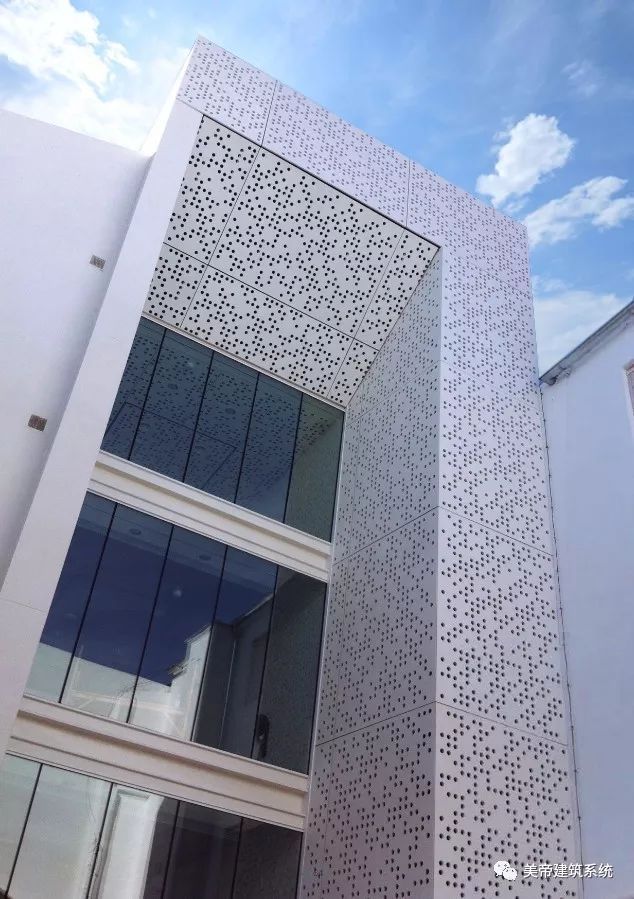 西班牙巴达霍斯美术馆资料下载-混凝土预制挂板的建筑艺术！