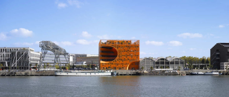 建筑元素的提取图片资料下载-建筑的几何机变演绎，橙色立方体中的曲面球体：里昂文化中心