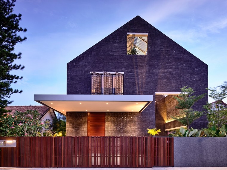 坡屋顶住宅方案资料下载-新加坡砖结构的典型坡屋顶住宅