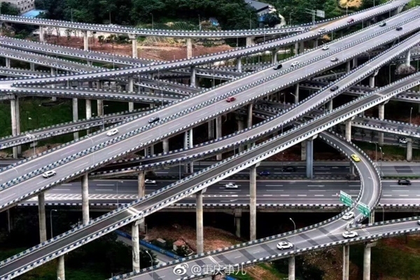 立交桥15条匝道施工资料下载-重庆5层8方向立交桥完工 网友：连导航也懵圈了