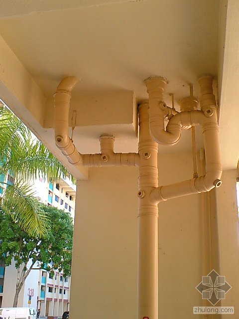 新加坡住宅楼房架空底层的污水管-实拍照片