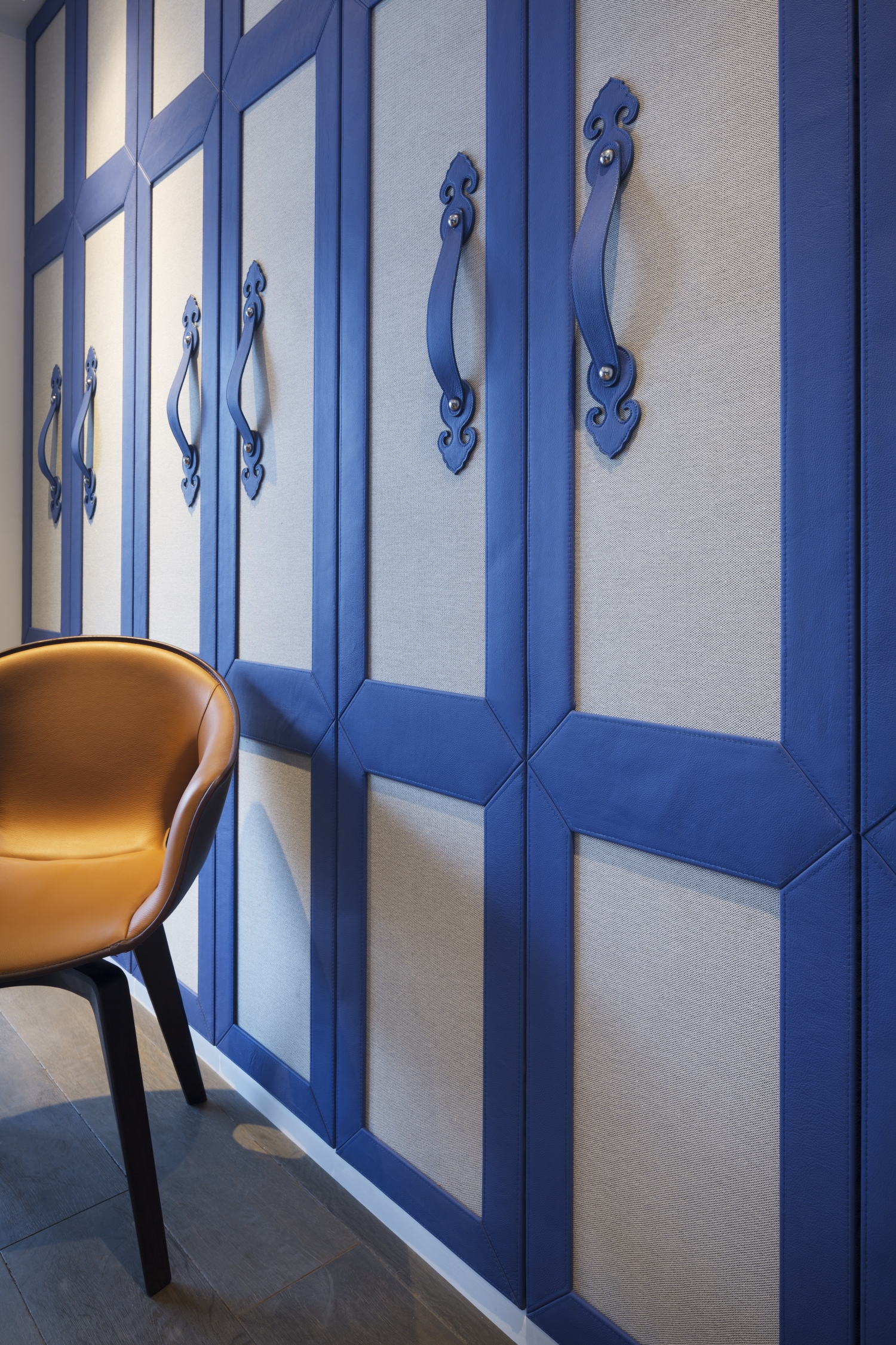 由皮革和亚麻布包覆的手工定制的柜子,衣柜和抽屉,其设计灵感取自复古