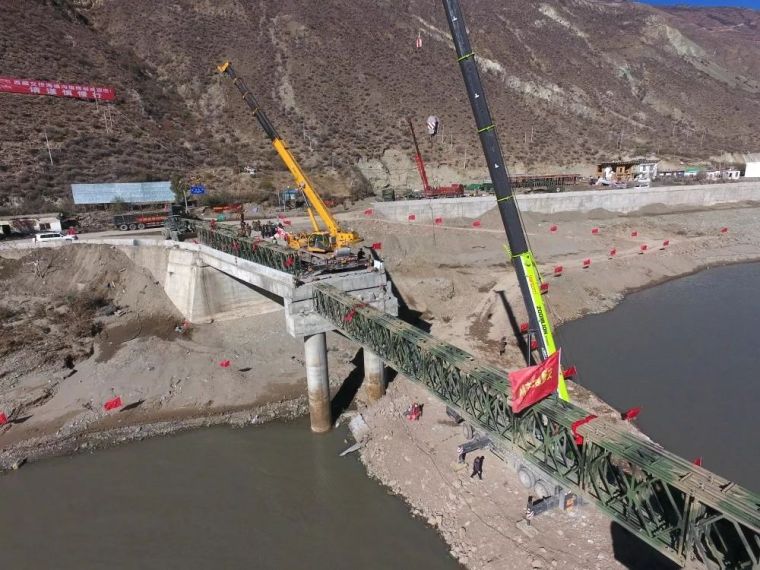 武警支队设计资料下载-318国道金沙江大桥成功吊装第一跨钢桥 抢通工作取得实质性进展