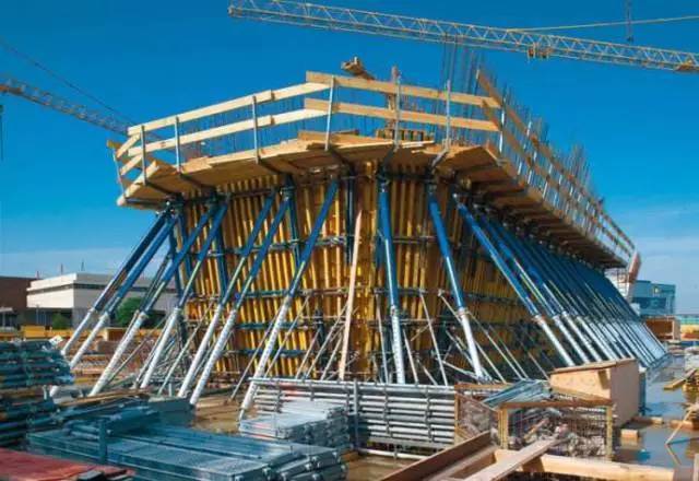 木平台的施工资料下载-建筑木胶大模板施工方法改进措施