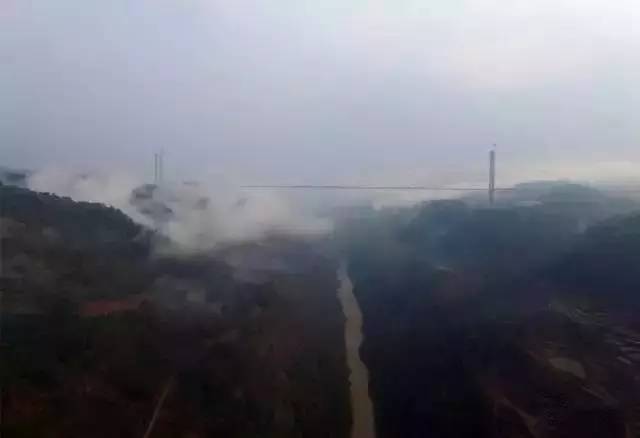 “亚洲第一大桥”通车了，美国专家惊呆了！云雾浩渺，太壮观了_10