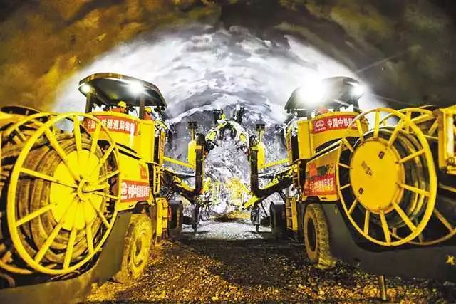油污污水处理资料下载-郑万高铁重庆段工程取得重大进展 创新技术掘进小三峡隧道